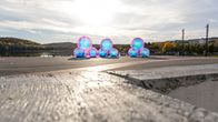 Atelier Sisun teos Evanescent Droplets esillä Jyväskylän satamassa. Teoksessa on suuria värikkäitä läpikuultavia palloja kuin jättimäisiä saippukuplia.