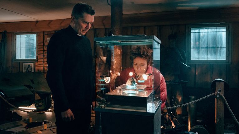 Mies ja nainen katsovat vitriinissä olevaa meteoriittia elokuvassa Pikku Siperia.