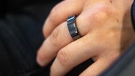 En Oura-smartring på en ung mans hand.