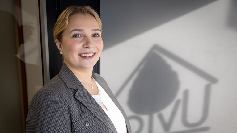  Kristiina Sakko seisoo ikkunan ääressä.
