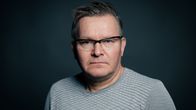 Pekka Holopainen seisoo studiossa.