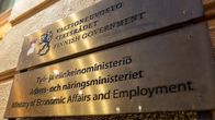 Ministeriön kyltti rakennuksen seinässä.