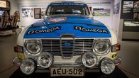 Simo Lampisen vanha Saab Aalto2-museon rallinäyttelyssä.