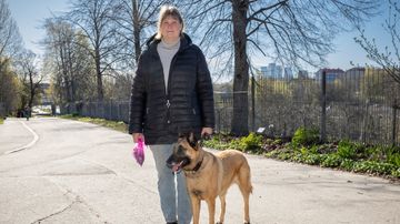 Maria Riihola ja Topi-koira kävelyllä.