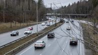 Autoja liikenteessä menossa molempiin suuntiin.