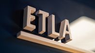 Etlan logo toimiston seinällä.