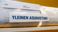 Yleinen asumistuki -hakemuslomake hyllyssä.