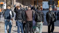 Nuoria kaupungin keskustassa.