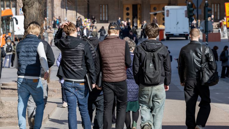 Nuoria kaupungin keskustassa.