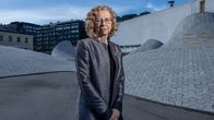 Inger Andersen seisoo urbaanilla aukiolla.