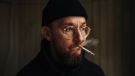 Samuli Putro tupakoi.