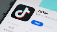 TikTokin logo puhelinkaupassa.