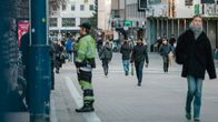 Ihmisiä kävelemässä Jyväskylän kävelykadulla.