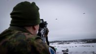 Suomalainen sotilas esittelemässä droonintorjuntalaitteistoa Cold Response-sotaharjoituksessa.