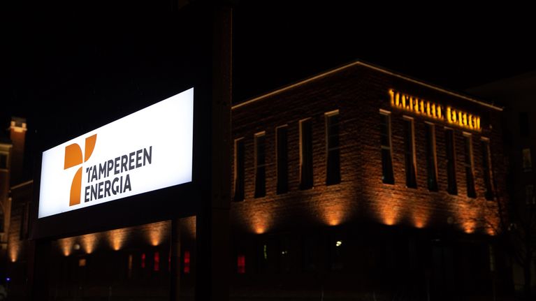 Tampereen energian kyltti hämärässä.