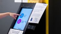 Anonyymin henkilön sormi painaa vuoronumerolaitetta Kelan toimipisteessä. 