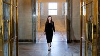 Pääministeri Sanna Marin eduskunnassa, astumassa valtiosaliin. 20.3.2020.