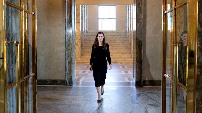 Pääministeri Sanna Marin eduskunnassa, astumassa valtiosaliin. 20.3.2020.