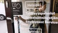 Henkilö astuu sisään Työllisyyspalveluiden toimistoon.