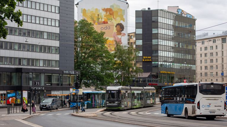Liikennettä ja rakennuksia Sörnäisten Kurvissa Helsingissä.