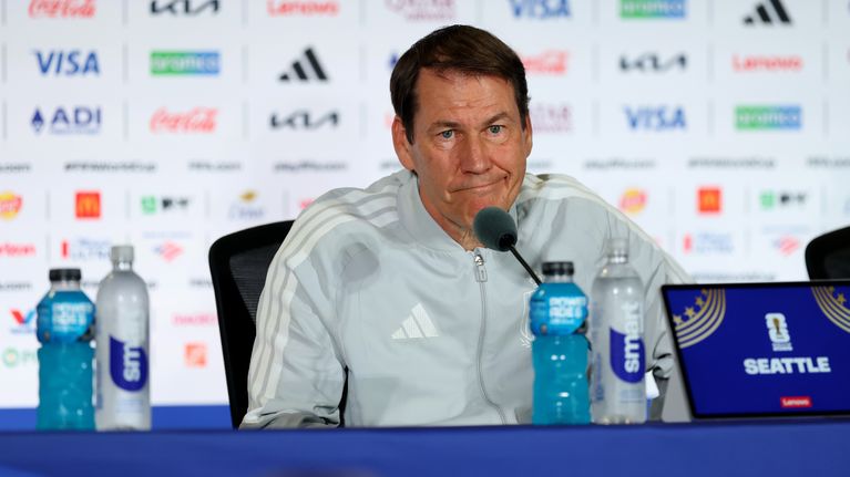 Rudi Garcia median edessä.