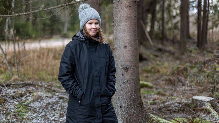 poikkeuksellisen-kirkas-j-rvi-lainehtii-it-rajan-pinnassa-nyt