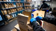 Tuotteiden pakkausta Amazonin varastossa.