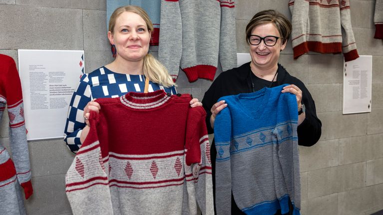 Jussipaitanäyttelyä esittelevät Taito Etelä-Pohjanmaan toiminnanjohtaja Marja Hemminki-Haapoja (vasemmalla) ja Seinäjoen museoiden kokoelma-amanuenssi Nina Takala.