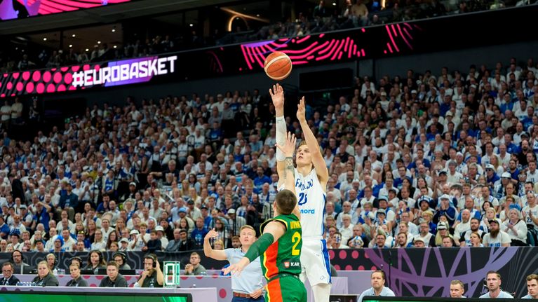 Lauri Markkanen heittämässä koria Liettuaa vastaan.