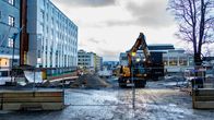 Rakennustyömaa Kilpisenkadulla, kaivinkone työmaa-aidan takana.