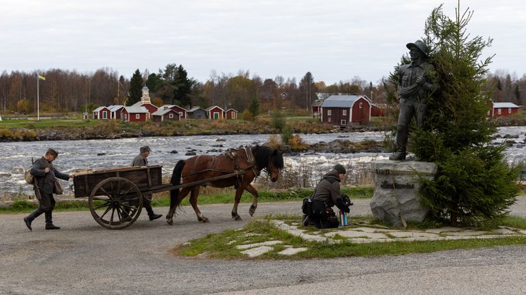 Lapin sotaa käsittelevän elokuvan kuvaukset, sotilaat kuljettavat hevosta ja kärryjä Tornionjoen rannassa.