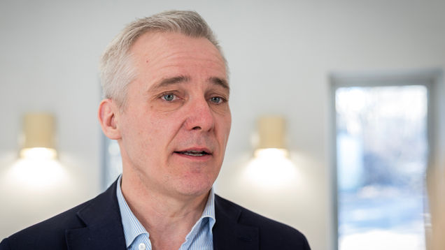 Anders Adlercreutz RKPn piirikokouksessa Kauniaisissa.
