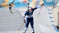 Ampumahiihtäjä tuulettaa maalisuoralla.
