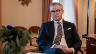 Janne Salminen, oikeuskansleri, istuu työhuoneellaan.