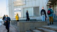 Pasilan poliisitalon edustalle on muodostunut jono.