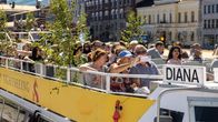 Turisteja kauppatorilla.
