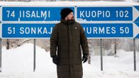 Mikko Kärnä seisomassa Rautavaaran kyläraitilla.