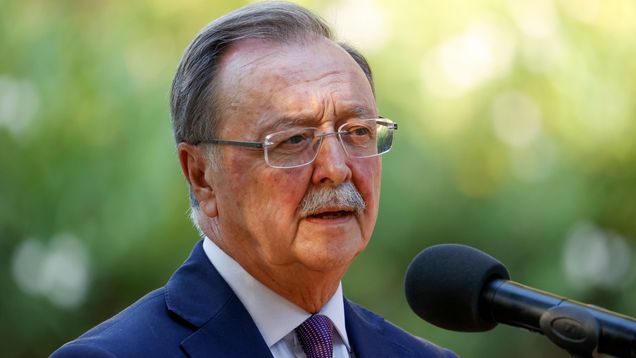 Ceutan aluejohtaja Juan Jesús Vivas puhuu mikrofoniin. Hänen ilmeensä on huolestunut.