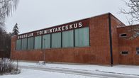 Iso punaisista tiilistä tehty rakennus, jonka seinässä lukee Kourulan toimintakeskus.