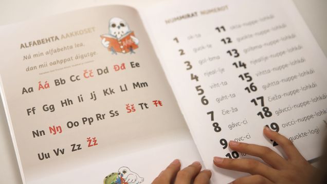 Kuvassa saamen aakkosia ja numerot kirjoitettuna saameksi