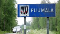 Kantatiellä 62 on tienviitta, jossa on Puumalan kunnan vaakuna ja nimi.