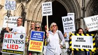 Protest för Julian Assange frigivning utanför britisk domstol