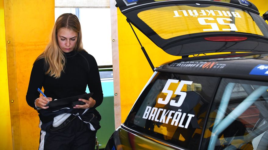 Martina Backfält tutkii ajostatistiikkaa. 