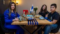 Marokosta suomeen 16-vuotta sitten muuttanut Ibtissam Dalhi ja hänen suomessa syntyneet lapsensa Nizar El Jamaai (poika) ja Rim El Jamaai (tyttö) 