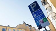 Pysäköinnin maksutavoista kertova liikennetaulu kadunvarrella.