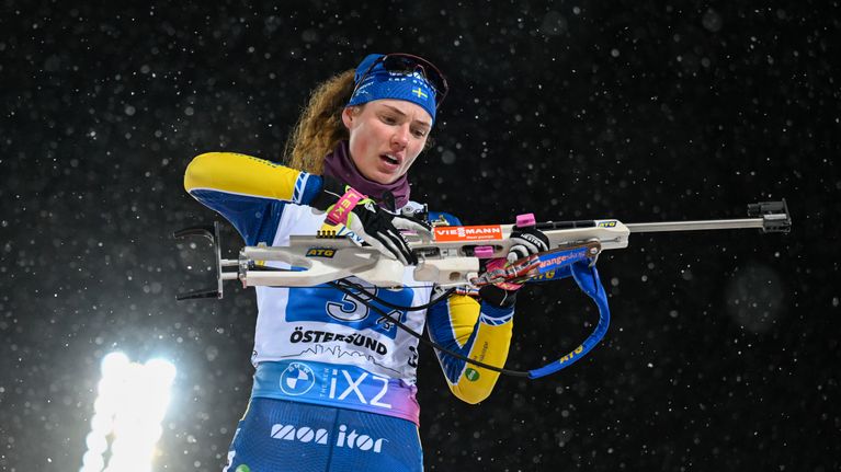 Hanna Öberg korjaa aseensa säätöjä. 
