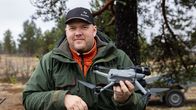 Poromies Henri Proksi käyttää dronea porotöissä.