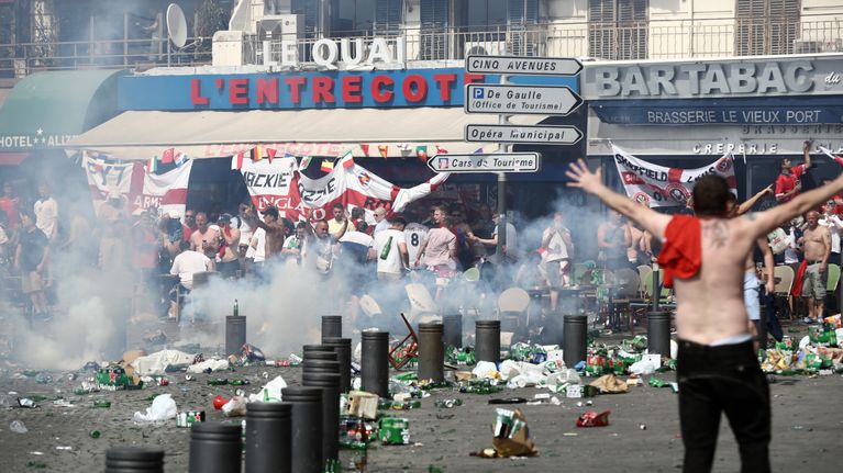 Englannin fanit riehuvat Marseillessa EM-kisoissa 2016.