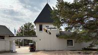 Yyterin surfcenterin rakennus. Kuva otettu mantereelta.