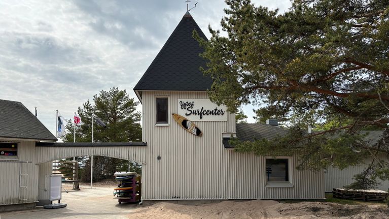 Yyterin surfcenterin rakennus. Kuva otettu mantereelta.